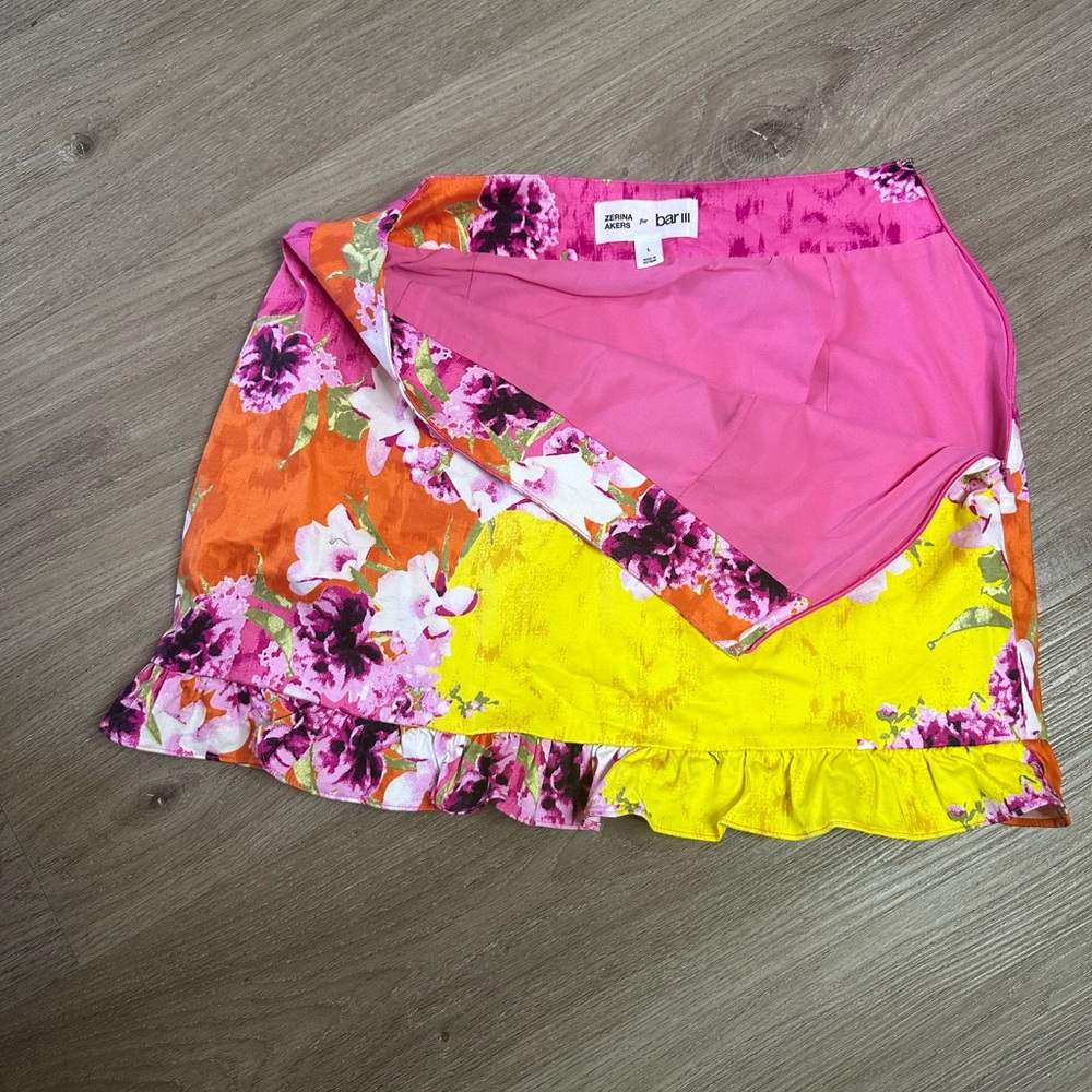 Excellent condition like new ‘ no stains ‘ no rips or tears ‘women skirt mini ‘